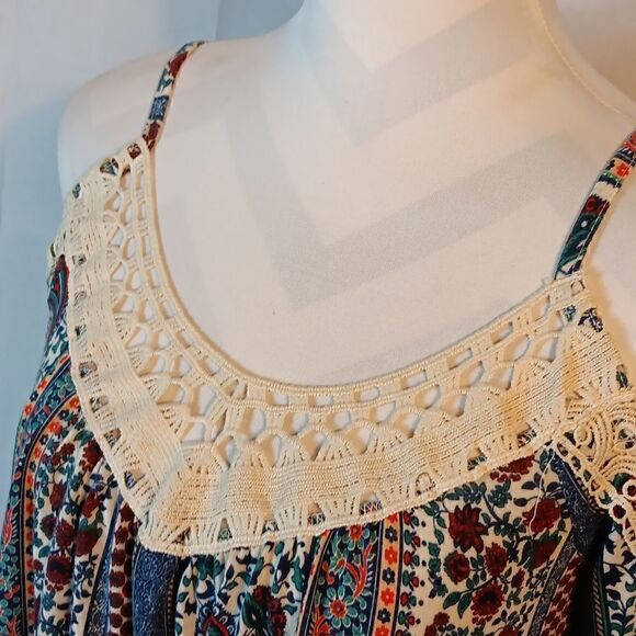 NoBo Cold Shoulder Floral Paisley Cropped Top - Picture 3 of 7